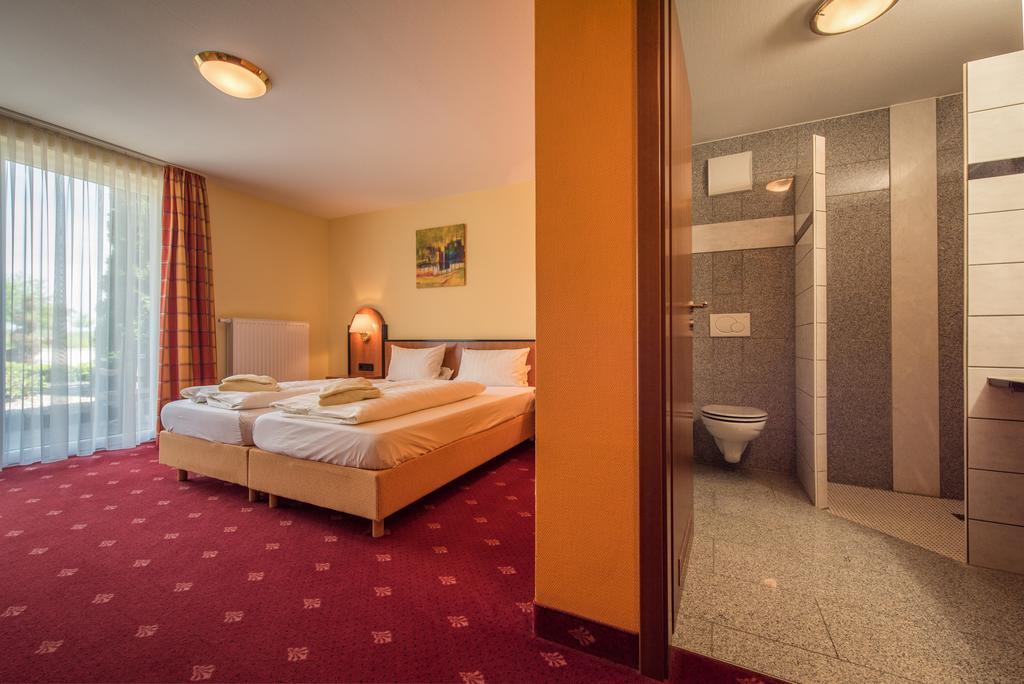 Landhotel Und Gasthof Hirsch Huettenreute Hosskirch Exterior foto